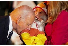 Президент США "покусал" нескольких детей на праздновании Хэллоуина