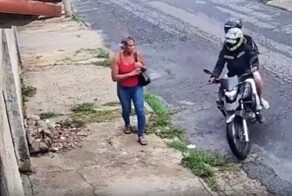 В Колумбии женщина перекинула сумку через забор, решив, что её собираются грабить