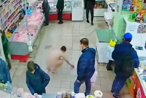 Голый наркоман ворвался в магазин и пытался хватать продавщиц за интимные места: в итоге его заперли в морозилке