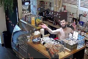 Агрессивный эксгибиционист с императорской короной разгромил кафе в Москве и вынес кассу