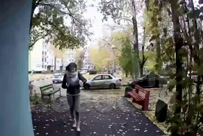 В Самарской области маньяк едва не напал на девушку возле подъезда