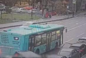 Автобус сыграл в бильярд припаркованными автомобилями