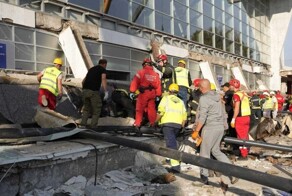 Бетонный козырёк обрушился на людей на вокзале в Сербии