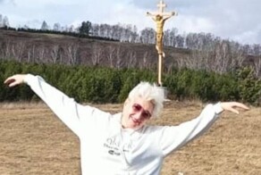 Депутат попала под проверку из-за фото на фоне распятия