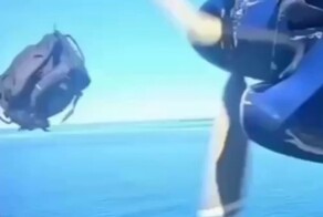 Вылетевшая из багажного отсека сумка врезалась в винт самолета
