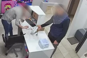 Клиенту Ozon вручили пустой пакет вместо Samsung за 50 тысяч рублей в пункте выдачи заказов
