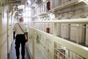 Как Великобритания с переполненностью тюрем боролась, но проиграла