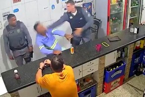 Полицейский ударил мужчину по лицу