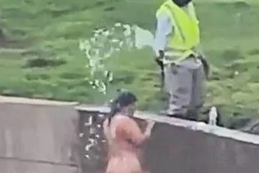Садовник помог обнажённой женщине помыться прямо на улице