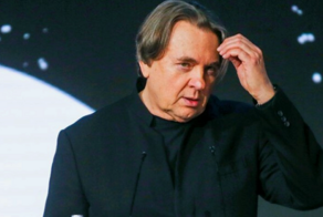 "Айфон — чудовищное изобретение, оно разрушило мир человеческих связей": Константин Эрнст сравнил Стива Джобса с Гитлером