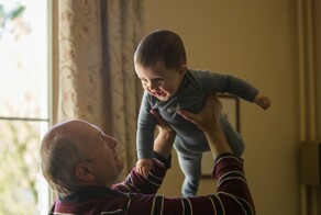 Депутат Госдумы заявила, что из-за повышения пенсионного возраста бабушки и дедушки не могут воспитывать внуков