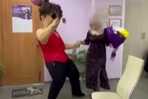 Женщина пожаловалась на стриптиз ростовой куклы в виде певца Григория Лепса