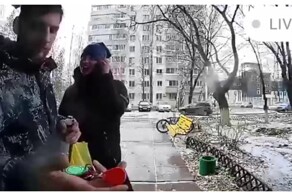 Неадекват с ножом напал на мужчину у подъезда