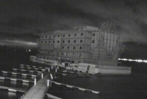 В Санкт-Петербурге "хрущёвку" прибило к понтонам