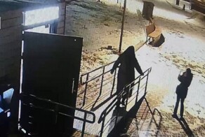 В Улан-Удэ девушка сломала туалет, когда пыталась выйти из него