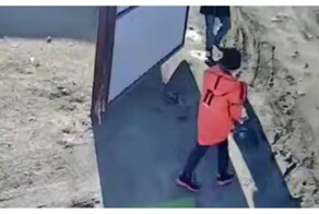 В Челябинске ворота свалили с ног двух подростков