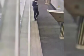 В Петербурге мужчина упал на рельсы, засмотревшись в телефон