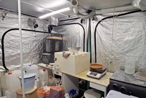 Подмосковные полицейские пресекли деятельность лаборатории по синтезу наркотика