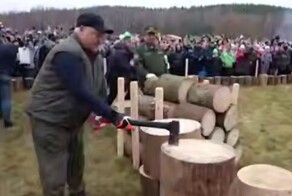 Лукашенко показал мастер-класс на чемпионате по колке дров