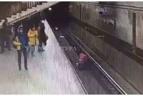 В Москве мужчина засмотрелся в телефон и упал на рельсы