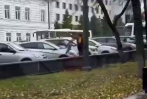 Парень прокатил свой велосипед по машинам