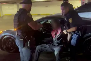 Вор пытался угнать автомобиль, но машина заблокировалась