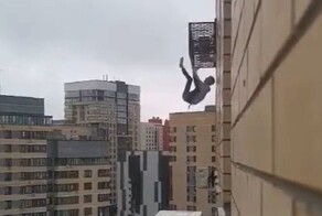 В Тюмени парень решил спуститься с 17 этажа, мягко говоря, неразумным способом