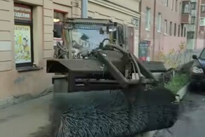 Уборка улицы незаменимым ценным специалистом