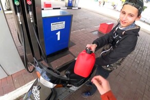 Детям до 16 лет хотят запретить продавать бензин