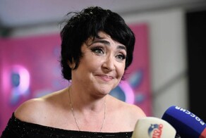 «Пятьдесят лбов и я - девочка»: Лолита пожаловалась, что активисты «Русской общины» хотели сорвать её концерт в Ярославле