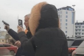 В Нижнем Новгороде депутат размахивал пистолетом во время конфликта на парковке