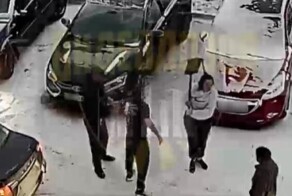 В Башкирии женщина лопатой гоняла по двору мужчину, защищая своего спутника