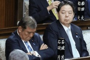 Премьер-министр Японии заснул во время парламентского голосования за его переизбрание