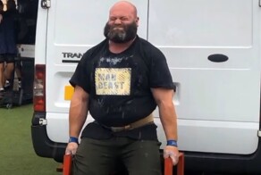 Британский силач поднял фургон и лишился страховой выплаты