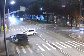 Пыталась проскочить на жёлтый и попала в столб