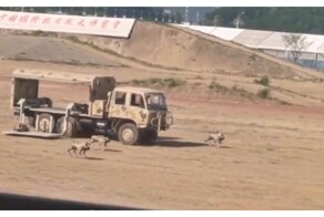 Кадры высадки десанта робособак на полигоне в Китае