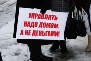 Глава ТСЖ в Беларуси потратил деньги жильцов на новую грудь для любовницы и жены