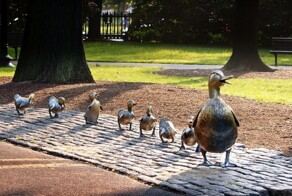 Милая семейная скульптурная композиция «Дорогу утятам!», прославляющая сказку и семью