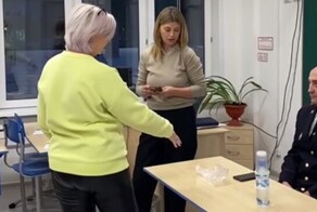 Жительница Красноярска принесла на встречу с полицейскими и депутатом найденную в подъезде «закладку»