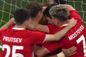 «Не удивлюсь, если это переодетые доставщики Яндекс еды»: сборная России по футболу громит команду Брунея, но есть нюанс