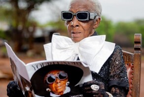 Бабушка из африканской деревни в 80 лет случайно стала иконой стиля