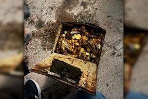 Кто-то залил бетоном: в подвале дома нашли сундук, набитый чистым золотом