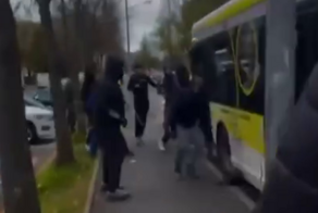 Члены подростковых банд устроили драку в автобусе во Франции