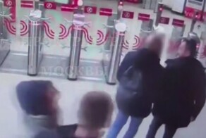 У двух мужчин в наушниках возникло недопонимание