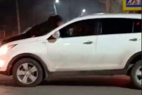 Девушка привезла знакомого в полицию на капоте машины
