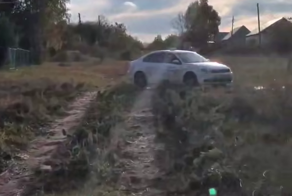 Глава села посоветовал пожаловавшейся на дороги жительнице приобрести вертолёт