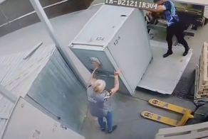 Железный бокс чуть не упал на сотрудницу «Пятёрочки», которая вышла помочь с его погрузкой из-за отсутствия грузчиков в магазине