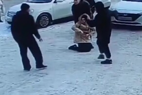 В Новосибирске компания пьяных парней сбила с ног знакомую, а когда таксисты пытались защитить девушку — избили их