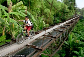 В школу, как на войну (5 фото)