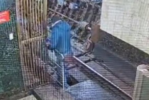 Пассажир метро проник в тоннель с необычной целью